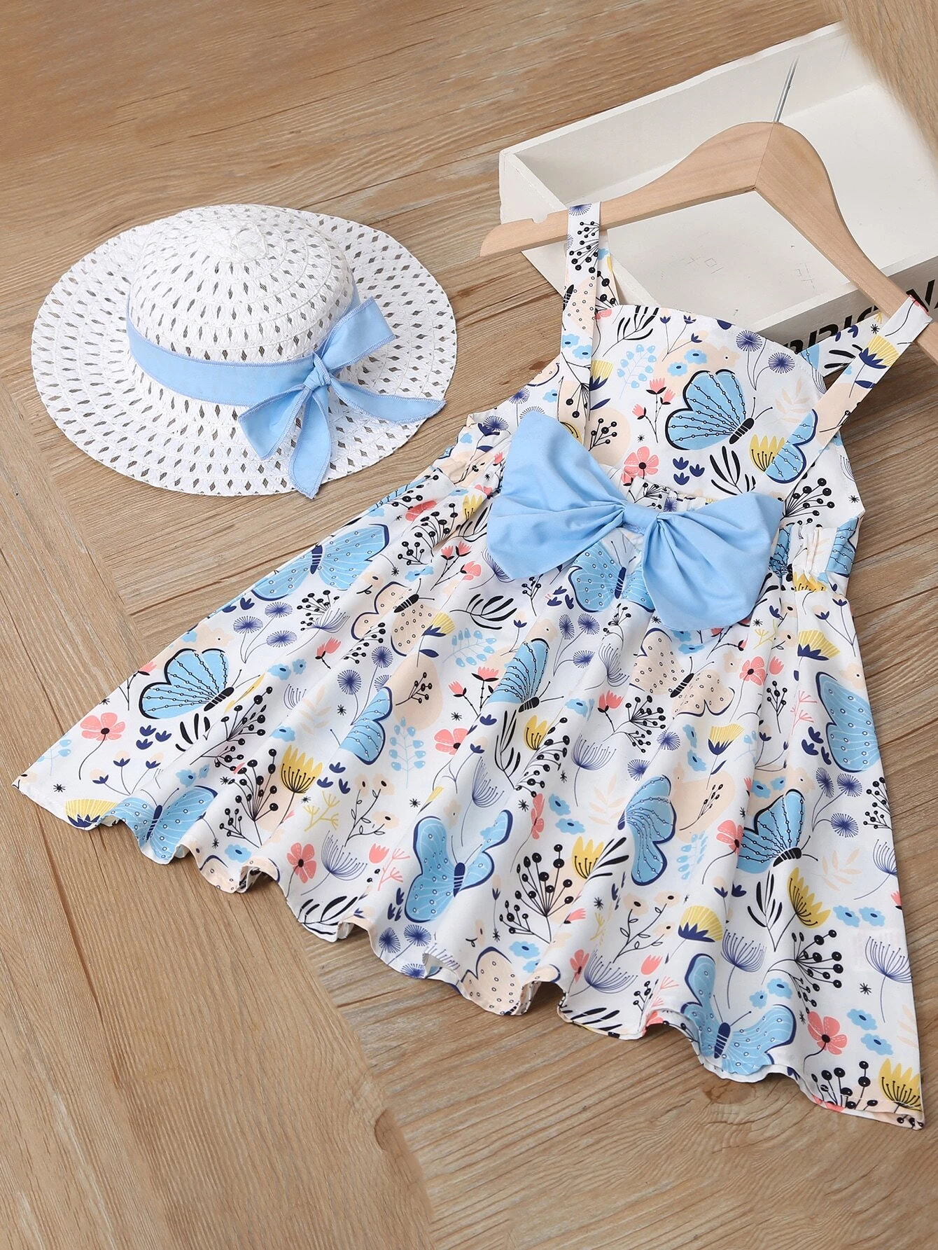 Rochita cu fluturasi albastri si palarie